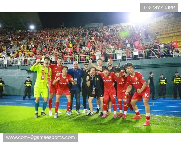 路人偶遇足球球星该如何应对：合理互动与尊重隐私的技巧分享